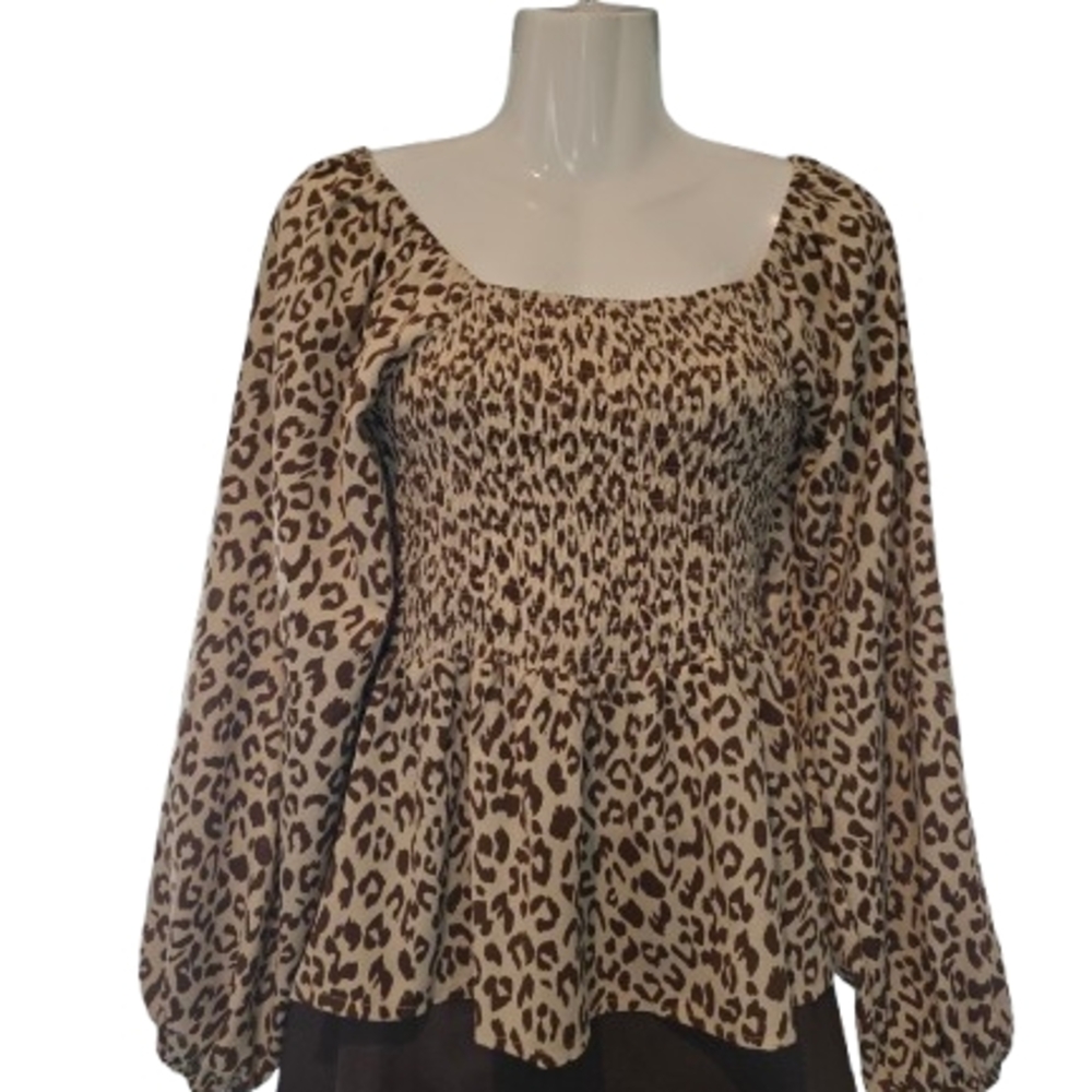 Womens Medium Chic Leopard Print Smocked Blouse